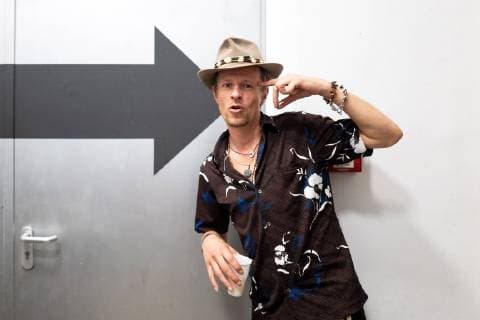 Filmregisseur Andreas Dresen und Schauspieler Axel Prahl mit Band und Schauspieler Alexander Scheer bei ihrem Konzert für Gerhard Gundermann und der Filmpremiere Gundermann auf der KulturArena Jena am 18.8.2018 Alexander Scheer, Portrait nach dem Konzert Theatervorplatz Jena