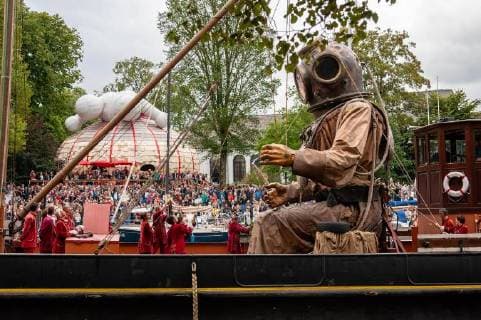 Entertainment Bilder des Tages August 19, 2018 - Leeuwarden, Netherlands - August 19th, Leeuwarden. The world-famous production of Royal de Luxe makes its Dutch premiere in the European Capital of Culture. Over the course of three days, these towering giants walk the streets of Leeuwarden and provide an unforgettable experience with their Big Skate in the Ice show. Royal de Luxe is an extraordinary street theatre company. The company flies around the world with their impressive Giants, puppets several meters high and taller than the buildings around them. In their third and last performance, they marvelled the people with a very spectacular performance that took place along the canals of the city. More than one million people gathered during the three days in the streets of Leeuwarden as French theatre group Royal de Luxe brought its giants to town. The event was one  - ZUMAn230 20180819_zaa_n230_375 Copyright: xRomyxArroyoxFernandezx