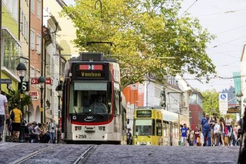 DEU; Deutschland, Freiburg im Breisgau, 18.08.2018: Kaiser-Joseph-Straße - pulsierender Mittelpunkt von Freiburg im Breisgau. *** DEU Germany Freiburg im Breisgau 18 08 2018 Emperor Joseph Straße pulsating center of Freiburg im Breisgau