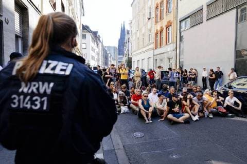 Demonstranten bei einer Kundgebung im Bahnhofsviertel. Köln, 18.08.2018 *** Protesters at a rally in the station district Cologne 18 08 2018 Foto:xC.xHardtx xFuturexImage