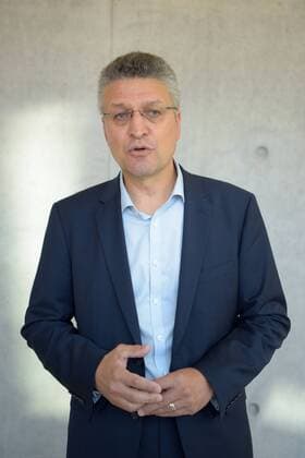 Robert-Koch-Institut Berlin, 24.07.2018 Am Monatsende geht im Robert-Koch-Institut ein S4-Hochsicherheitslabor in Betrieb. Prof. Lothar Wieler, Präsident des Robert-Koch-Institus beim Presserundgang.