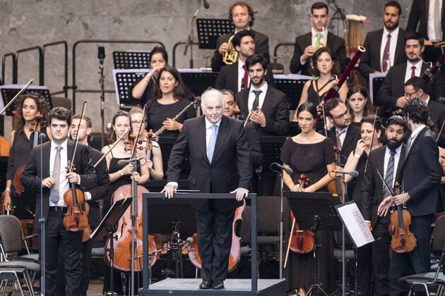 19 West-Eastern Divan Orchestra, Dirigent Daniel Barenboim & li. Geiger Michael Barenboim (Sohn von) live in der Berliner Waldbuehne am 19.08.18. Klassik, Orchester, Musik Berlin Deutschland, Germany Copyright: xPOP-EYEx xBenxKriemannx POPEYE10102450