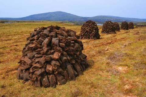 IMAGO Nature: Unsere Erde, Ressourcen, Torf Torfstapel, Grossbritannien, Schottland, North Uist, Cheese Bay peat stacks, United Kingdom, Scotland, North Uist, Cheese Bay BLWS489686 Copyright: xblickwinkel M.xHickenx