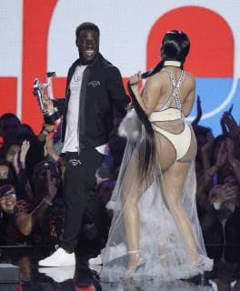 Niki Minaj is greeted by Kevin Hart as she accepts the Best Pop award during the 35th annual MTV Video Music Awards at Radio City Music Hall in New York City on August 20, 2018.  NYP20180820106 JOHNxANGELILLO