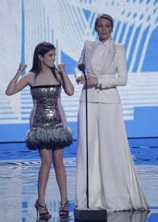 Anna Kendrick and Blake Lively present an award during the 35th annual MTV Video Music Awards at Radio City Music Hall in New York City on August 20, 2018.  NYP20180820109 JOHNxANGELILLO
