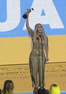 Jennifer Lopez accepts the Vanguard award during the 35th annual MTV Video Music Awards at Radio City Music Hall in New York City on August 20, 2018.  NYP20180820147 JOHNxANGELILLO