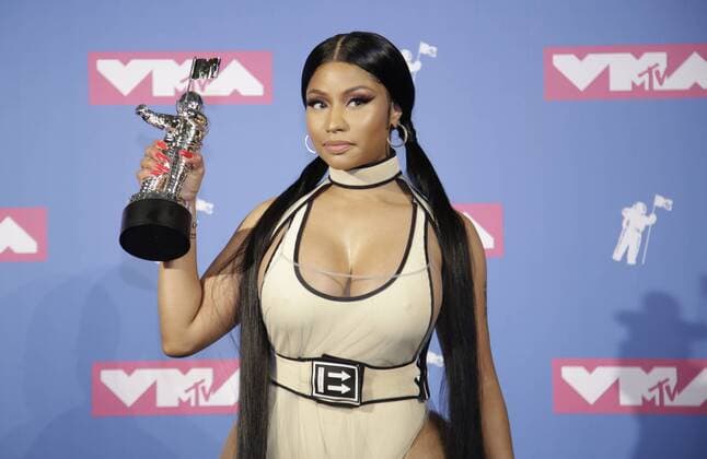 Nicki Minaj poses with her award in the press room at the 35th annual MTV Video Music Awards at Radio City Music Hall in New York City on August 20, 2018.  NYP20180820406 SERENAxXU-NING