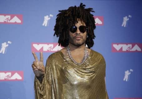 Lenny Kravitz pose for photographers in the press room at the 35th annual MTV Video Music Awards at Radio City Music Hall in New York City on August 20, 2018.  NYP20180820430 SERENAxXU-NING