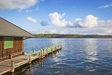 An image of lake Starnberg and a hut