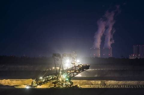 IMAGO Nature: Unsere Erde, Ressourcen, Kohle Ein Schaufelradbagger zeichnet sich im Tagebau Welzow-Sued vor dem Kraftwerk Schwarze Pumpe in der Lausitz ab. Welzow, 22.08.2018. Welzow Deutschland *** A bucket wheel excavator stands out in opencast Welzow South in front of the Schwarze Pumpe power plant in the Lausitz from Welzow 22 08 2018 Welzow Germany Copyright: xFlorianxGaertner photothek.netx