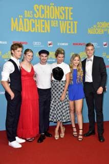 Damian Hardung, Luna Wedler, Aaron Hilmer, Anke Engelke, Julia Beautx und Jonas Ems bei der Premiere des Kinofilms Das schönste Mädchen der Welt im CineStar Cubix. Berlin, 22.08.2018
