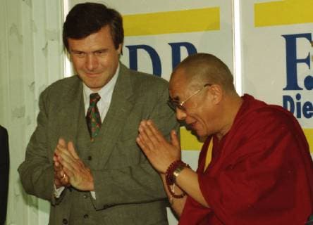 Der FDP Politiker Wolfgang Gerhardt, links, mit mit Seiner Heiligkeit dem XIV. Dalai Lama am 19. Juni 1995 in Bonn. --- German politican Wolfgang Gerhardt and the Dalai Lama in Bonn. *** The FDP politician Wolfgang Gerhardt left with His Holiness the XIV Dalai Lama on 19 June 1995 in Bonn German politican Wolfgang Gerhardt and the Dalai Lama in Bonn