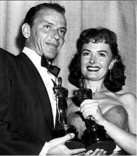 OSCARS. Bester Nebendarsteller. Preisträger 1951-1960 HOLLYWOOD -- -- FRANK SINATRA AND DONNA REED HOLDS THEIR OSCARS AFTER THEY WERE HONORED FOR THEIR BEST SUPPORTING ROLES IN FROM HERE TO ETERNITY AT ACADEMY AWARDS CEREMONIES IN 1954. .AVN WST BELGA  x257458x