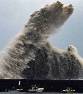 News Themen der Woche KW34 News Bilder des Tages Powerful typhoon threatens Japan High waves triggered by Typhoon Cimaron batter a breakwater in Aki, Kochi Prefecture, western Japan, on Aug. 23, 2018. 
