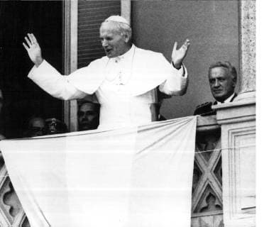 BUENOS AIRES ---- A SMILING POPE JOHN PAUL II BLESSES THE CROWD IN PLAZA DE MAYO FROM A BALCONY AT CASA ROSADA AS PRES. LEOPOLDO GALTIERI WATCHES AT RIGHT 11 06. THE POPE MET WITH THE ENTIRE THREE-MAN MILITATY JUNTA LATER IN THE DAY. .JEP WST BELGA.  x295040x