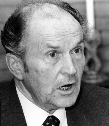- This picture presents Mr. Oskar Fischer, German Minister for Foreign Affairs, who held a press conference at the end of his two days official visit to Belgium. On the picture : Minister Fischer during his press conference at the residence of the German ambassador in Belgium (Brussels, Belgium). ARCHIVES  x34573508x