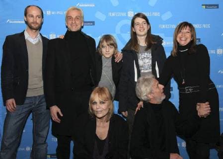 Filmfestival Max Ophüls Preis in Saarbrücken am Dienstag (19.01.2010). Im Bild: das Team des Films Die Entbehrlichen . V. l.: Philipp Bräuer, Festivalleitung, Schauspieler André M. Hennicke, Schauspielerin Ingeborg Westphal, Schauspieler Oskar Bökelmann, Schauspieler Paul Arnstedt, Schauspieler Mathieu Carrière und Festivalleiterin Gabriella Bandel. *** Film Festival Max Ophüls Prize in Saarbrücken on Tuesday 19 01 2010 In the picture the team of the film The expendable V l Philipp Bräuer Festival Director Actor André M Hennicke Actress Ingeborg Westphal Actor Oskar Bökelmann Actor Paul Arnstedt Actor Mathieu Carrière and Festival Director Gabriella Bandel