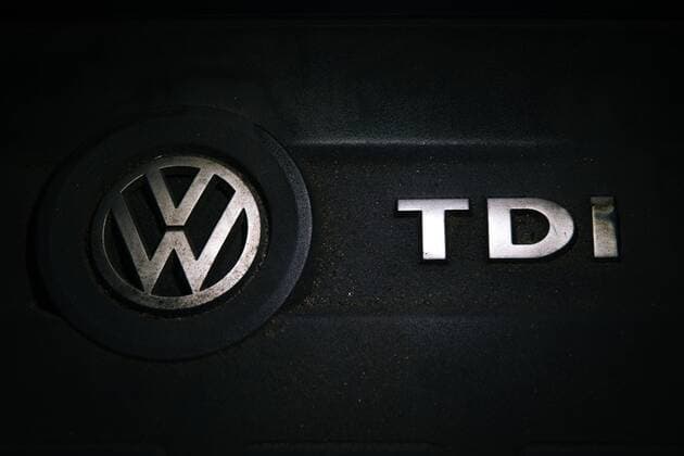 Erfurt , 200818 , VW Abgasskandal Im Bild: VW Logo auf der Motorabdeckung eines VW Golf 6, Motor EA 189, Dieser Motor löste den Abgasskandal aus, da er mit Schummelsoftware ausgestattet ist