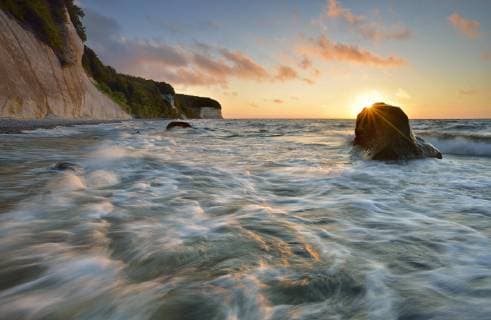 Sonnenaufgang an den Kreidefelsen, Großer Findling in der Brandung der Ostsee, Nationalpark Jasmund, Insel Rügen, Mecklenburg-Vorpommern, Deutschland, Europa *** Sunrise at the chalk cliffs Large boulder in the surf of the Baltic Sea National Park Jasmund Island Rügen Mecklenburg Vorpommern Germany Europe Copyright: imageBROKER AndreasxVitting iblavi04735793.jpg