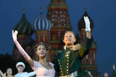 News Bilder des Tages MOSCOW, RUSSIA â€“ AUGUST 24, 2018: A couple in period costume dancing at the opening of the 2018 Spasskaya Tower International Military Music Festival, in Moscow s Red Square. Anton Novoderezhkin TASS  TS08DED8
