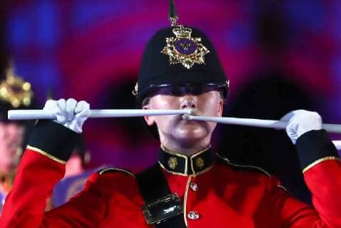 News Bilder des Tages MOSCOW, RUSSIA â€“ AUGUST 24, 2018: Member of the Brentwood Imperial Youth Band performs at the opening of the 2018 Spasskaya Tower International Military Music Festival, in Moscow s Red Square. Anton Novoderezhkin TASS  TS08DEFB