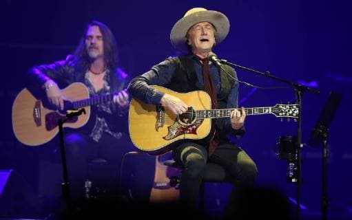 Entertainment Bilder der Woche KW34 Entertainment Bilder des Tages Marius Mueller Westernhagen MTV Unplugged Tour Saenger Marius Mueller Westernhagen und Bassist Jack Daley beim Konzert der MTV Unplugged Tour von Marius Mueller Westernhagen in der Mercedes-Benz-Arena in Berlin am 24.08.2018 Berlin Berlin Deutschland Mercedes Benz Arena *** Marius Mueller Westernhagen MTV Unplugged Tour Singer Marius Mueller Westernhagen and bassist Jack Daley at the MTV Unplugged Tour concert by Marius Mueller Westernhagen at the Mercedes Benz Arena in Berlin on 24.08.208 Berlin Berlin Germany Mercedes Benz Arena