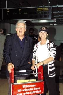Hier: Dieter Thomas Heck, der Moderator und Showmaster mit seiner Ehefrau Ragnhild, 1999 Dieter Thomas Heck ist am 23.08.2018 im Alter von 80 Jahren gestorben *** Here Dieter Thomas Heck the presenter and showmaster with his wife Ragnhild 1999 Dieter Thomas Heck died on 23.08.2018 at the age of 80 years 