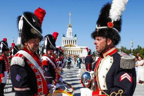 MOSCOW, RUSSIA - AUGUST 25, 2018: Members of the Vieux Grenadiers of Geneva company participating in the 2018 Spasskaya Tower International Military Music Festival, parade the VDNKh Exhibition Centre area in northeastern Moscow. Stanislav Krasilnikov TASS  TS08DF8E