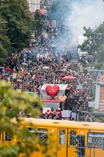 Berlin Zug der Liebe Die Techno-Parade Zug der Liebe zog am Samstag den 25. August 2018 mit zehntausenden tanzenden Menschen durch Berlin. Die Organisatoren wollen mit dem seit 2015 stattfindenden Zug der Liebe ein Zeichen fuer mehr Naechstenliebe und soziales Engagement setzen. Wir protestieren friedlich aber lautstark gegen rechtspopulistische Triebe und die anwachsende Gleichgueltigkeit in unserer Gesellschaft. Toleranz und Menschlichkeit, als wichtige Werte einer liberalen Gesellschaft, sollen im Alltag wieder mehr in den Vordergrund ruecken . 25.8.2018, Berlin *** Berlin The Train of Love The Techno Parade Zug der Liebe moved on Saturday the 25th of August 2018 with tens of thousands of dancing people through Berlin The organizers want to set a sign for more charity and social commitment with the train of love taking place s