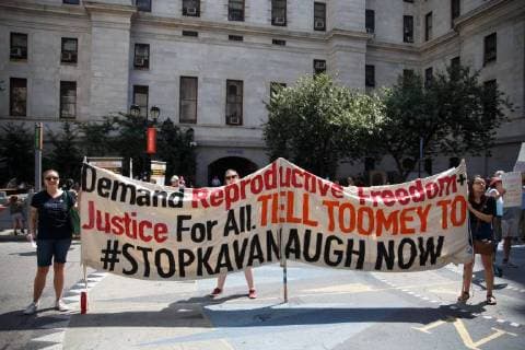 News Bilder des Tages USA, Protest gegen Supreme Court Kandidaten Brett Kavanaugh August 26, 2018 - Philadelphia, PA, USA - Demonstrators attend the Unite for Justice rally held in the courtyard of City Hall, organized by progressive activists to oppose the confirmation of President Trump s nominee for the Supreme Court, Brett Kavanaugh. Philadelphia USA - ZUMAc171 20180826_zap_c171_013 Copyright: xMichaelxCandelorix