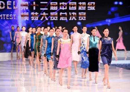 (180827) -- QINGDAO, Aug. 27, 2018 (Xinhua) -- Contestants compete in the evening gown session during the 13th China Super Model Final Contest in Qingdao, east China s Shandong Province, Aug. 26, 2018. (Xinhua Li Ziheng) (hxy) CHINA-QINGDAO-SUPER MODEL CONTEST-FINAL (CN) 
