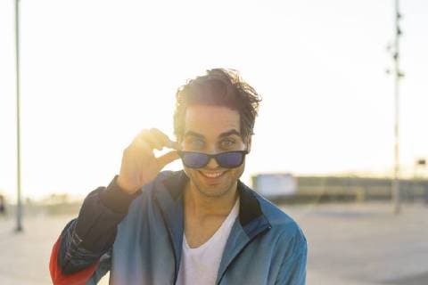 IMAGO Creative, Jahreszeit Sommer, Sommer in der Stadt Happy man with sunglasses, portrait model released Symbolfoto  AFVF00676