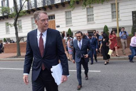 The representative of Foreign Trade of the USA, Robert Lighthizer (L), and the Secretary of Economy of Mexico, Ildefonso Guajardo (C), go to the White House at the end of their meeting on the renegotiation of the Free Trade Agreement of America of the North (NAFTA), in Washington, USA, 27 August 2018. The talks between the US and Mexico to advance the renegotiation of the North American Free Trade Agreement (NAFTA) could be closed today, although it remains an important issue to be resolved, Guajardo said. USA and Mexico, about to announce an agreement on NAFTA !ACHTUNG: NUR REDAKTIONELLE NUTZUNG!  Copyright: xLENINxNOLLYx WS01 20180827-636709908368149368