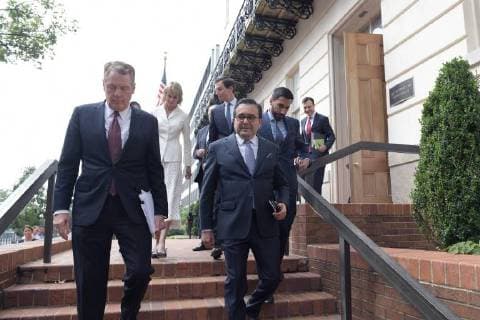 The representative of Foreign Trade of the USA, Robert Lighthizer (L), and the Secretary of Economy of Mexico, Ildefonso Guajardo (R), go to the White House at the end of their meeting on the renegotiation of the Free Trade Agreement of America of the North (NAFTA), in Washington, USA, 27 August 2018. The talks between the US and Mexico to advance the renegotiation of the North American Free Trade Agreement (NAFTA) could be closed today, although it remains an important issue to be resolved, Guajardo said. USA and Mexico, about to announce an agreement on NAFTA !ACHTUNG: NUR REDAKTIONELLE NUTZUNG!  Copyright: xLENINxNOLLYx WS01 20180827-636709908377055751