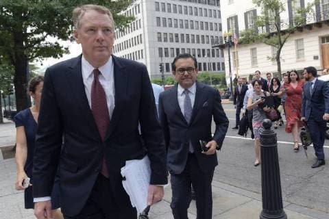 The representative of Foreign Trade of the USA, Robert Lighthizer (L), and the Secretary of Economy of Mexico, Ildefonso Guajardo (C), go to the White House at the end of their meeting on the renegotiation of the Free Trade Agreement of America of the North (NAFTA), in Washington, USA, 27 August 2018. The talks between the US and Mexico to advance the renegotiation of the North American Free Trade Agreement (NAFTA) could be closed today, although it remains an important issue to be resolved, Guajardo said. USA and Mexico, about to announce an agreement on NAFTA !ACHTUNG: NUR REDAKTIONELLE NUTZUNG!  Copyright: xLENINxNOLLYx WS01 20180827-636709908385962178