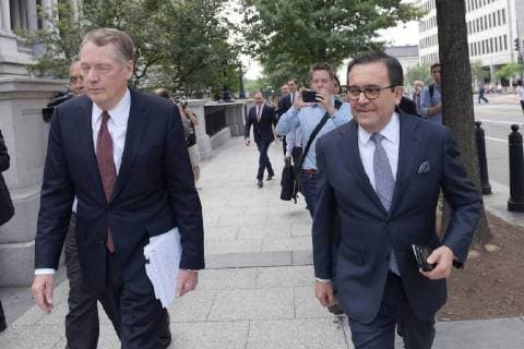 The representative of Foreign Trade of the USA, Robert Lighthizer (L), and the Secretary of Economy of Mexico, Ildefonso Guajardo (R), go to the White House at the end of their meeting on the renegotiation of the Free Trade Agreement of America of the North (NAFTA), in Washington, USA, 27 August 2018. The talks between the US and Mexico to advance the renegotiation of the North American Free Trade Agreement (NAFTA) could be closed today, although it remains an important issue to be resolved, Guajardo said. USA and Mexico, about to announce an agreement on NAFTA !ACHTUNG: NUR REDAKTIONELLE NUTZUNG!  Copyright: xLENINxNOLLYx WS01 20180827-636709909012377233