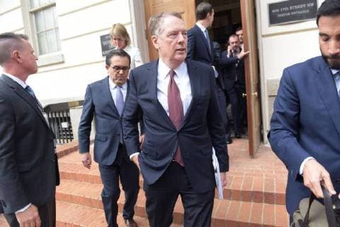 The representative of Foreign Trade of the USA, Robert Lighthizer (C), and the Secretary of Economy of Mexico, Ildefonso Guajardo (C-L), go to the White House at the end of their meeting on the renegotiation of the Free Trade Agreement of America of the North (NAFTA), in Washington, USA, 27 August 2018. The talks between the US and Mexico to advance the renegotiation of the North American Free Trade Agreement (NAFTA) could be closed today, although it remains an important issue to be resolved, Guajardo said. USA and Mexico, about to announce an agreement on NAFTA !ACHTUNG: NUR REDAKTIONELLE NUTZUNG!  Copyright: xLENINxNOLLYx WS01 20180827-636709909621434489