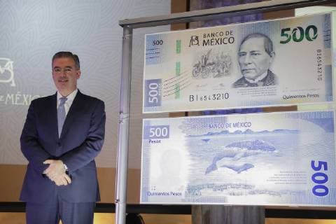 August 27, 2018 - EUM20180827ECO04.JPG .CIUDAD DE MEXICO. MoneyBilletes-500 pesos.- 27 de agosto de 2018. Aspectos de la presentacion del nuevo diseno del billete de 500 pesos, con la imagen de Benito Juarez al frente. Incluye mejoras de seguridad, funcionalidad y durabilidad. En la imagen Alejandro Diaz de Leon, gobernador del Banco de Mexico (Banxico). Foto: Agencia EL UNIVERSALIvan StephensEELG Copyright: xElxUniversalx
