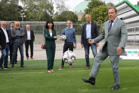 News Bilder des Tages Hannover, Altkanzler Gerhard Schröder (74) mit Ehefrau Soyeon Kim zu Besuch an der Hannover 96-Sportakademie, *** Hanover Former Chancellor Gerhard Schröder 74 with wife Soyeon Kim visiting the Hannover 96 Sport Academy