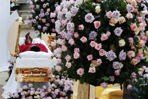 Entertainment Bilder des Tages August 28, 2018 - Michigan, MI, U.S. - Aretha Franklin s coffin lies at Charles H. Wright Museum of African American History during a public visitation in Detroit, Tuesday, Aug. 28, 2018. Franklin died Aug. 16, of pancreatic cancer at the age of 76. Michigan U.S. - ZUMAf31_ 20180828_zaf_f31_023 Copyright: xPaulxSancyax