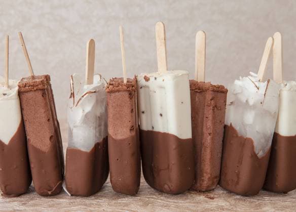 Eis am Stiel mit Schokolade, Vanille und Kokos - Ice cream popsicles *** Popsicles with chocolate vanilla and coconut ice cream popsicles  1079705136