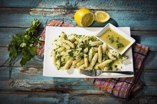Spargelsalat mit weißem Spargel, Schnittlauch, Blattpetersilie in einer Gemüse-Senf-Essig-Vinaigrette - asparagus salad with white asparagus chive leaf parsley in a mustard vinegar vinaigrette
