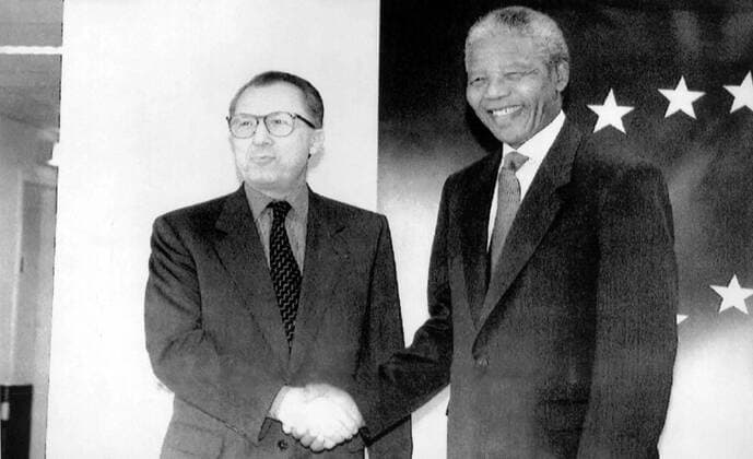 ANC CHAIRMAN NELSON MANDELA (R) SHAKES HANDS WITH EC PRESIDENT JACQUES DELORS (L) HERE TODAY AT THE HEADQUARTER IN BRUSSELS. .JEP WST BELGA.  x400760x