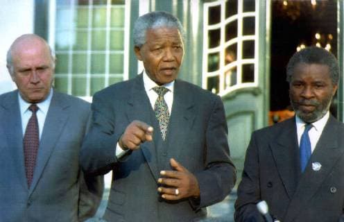 IMAGO History, Ende der Apartheid in Südafrika: 1990-1994 PRESIDENT-TO-BE NELSON MANDELLA ACA ADDRESSES THE PRESS WITH DEPUTY PRESIDENT THABO MBEKI ARA AND OUTGOING PRESIDENT FW DE KLERK IN CAPE TOWN 6 MAY. MANDELA AND DE KLERK EMERGED FROM THREE HOURS OF POLITICAL HORSE-TRADING TO SAY THAT DE KLERK S NATIONALPARTY WOULD GET SIX CABINET PLACES. MBEKI S TIE IS BLUE. .JEP WST BELGA.  x402483x