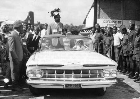 Lumumba arrives at the Stanleyville airport. (BELGA ARCHIVES)  x8964783x