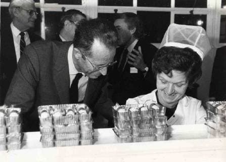 King Baudouin visits the Côte d Or chocolate factory. (BELGA ARCHIVES)  x8967549x