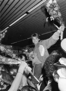 Sandra Kim at the airport after her victory at the Eurovision. (BELGA ARCHIVES)  x8970223x