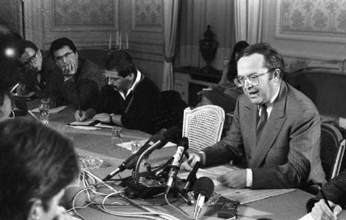 Prime Minister Wilfried Martens (R)talks to the press to explain the reasons of his government s resignation after the Happart s affair , a linguistic row. Despite the fact Jose Happart is the burgomaster of a Flemish commune, he refuses to use Dutch as administrative language. (BELGA ARCHIVES) VergultxHerwig  x8971728x