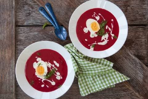 Hausgemachte Rote-Beete-Suppe mit Dill und Creme fraiche - Red beet soup with creme fraiche