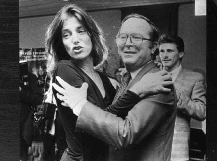 Prime Minister Wilfried Martens holds Jane Birkin. (BELGA ARCHIVES)  x8974242x